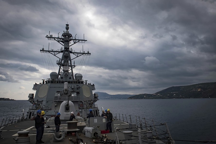 Ataques rebeldes colocam em risco comércio mundial e segurança de marinheiros